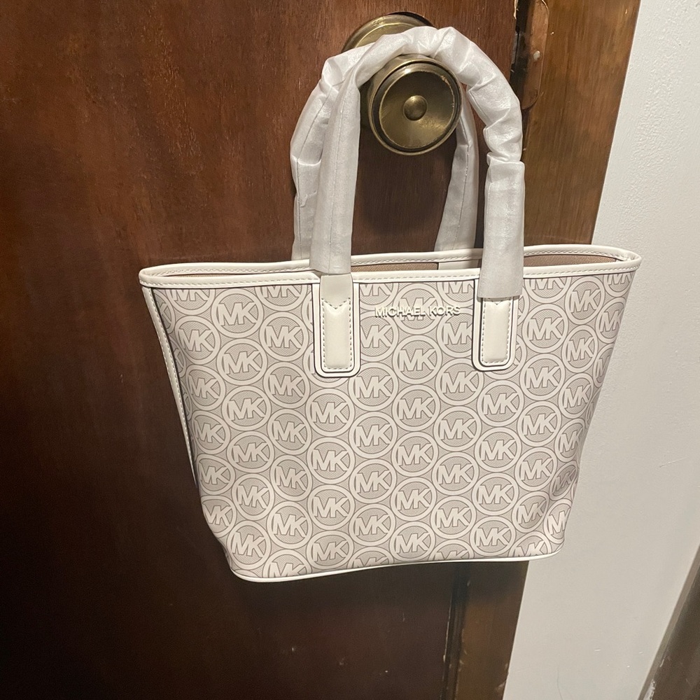 Brand New Michael Kors white purse bag. Logo on trend!